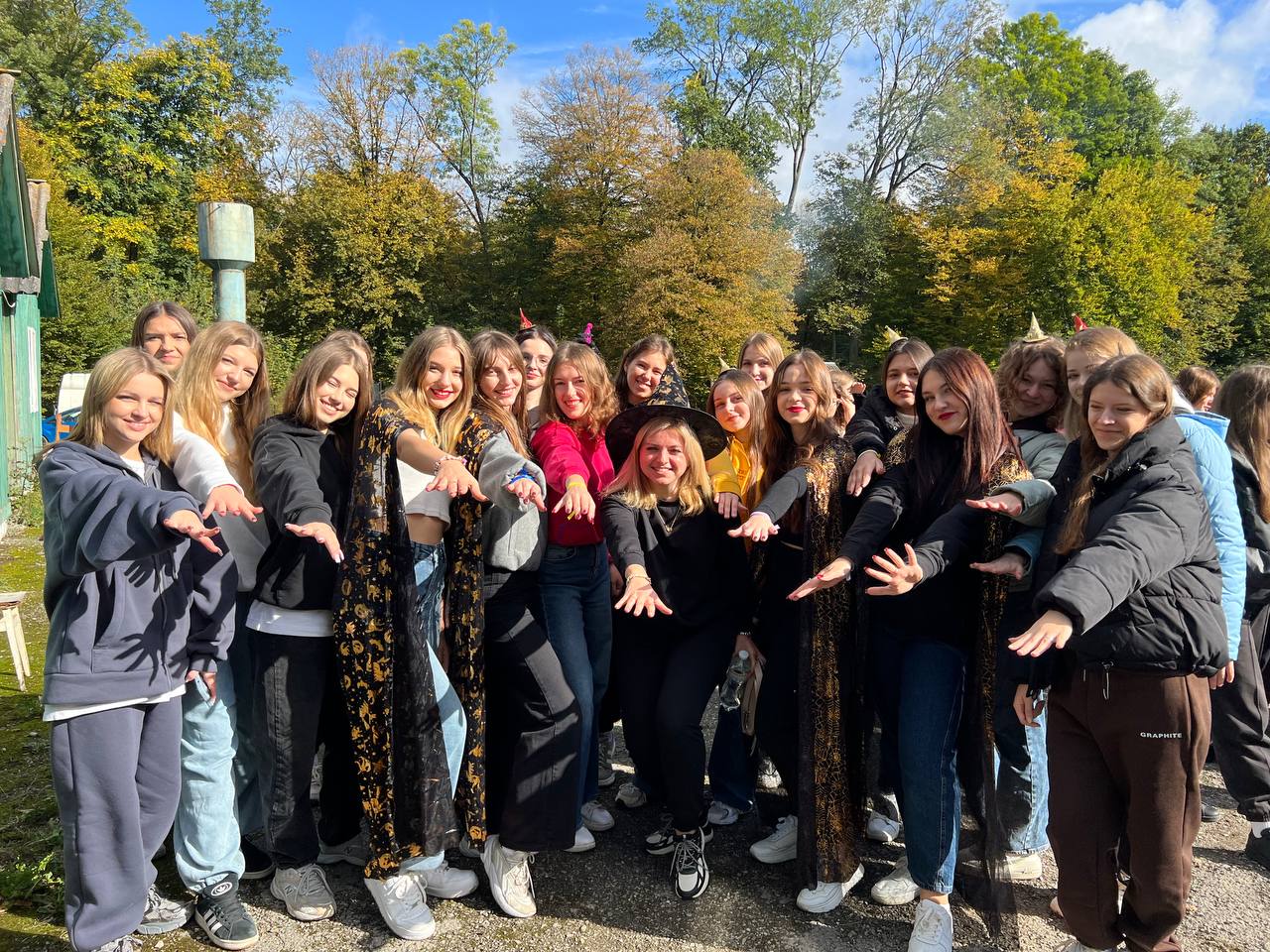 Першокурсники ТНПУ в єдності зустрічають початок своєї академічної подорожі